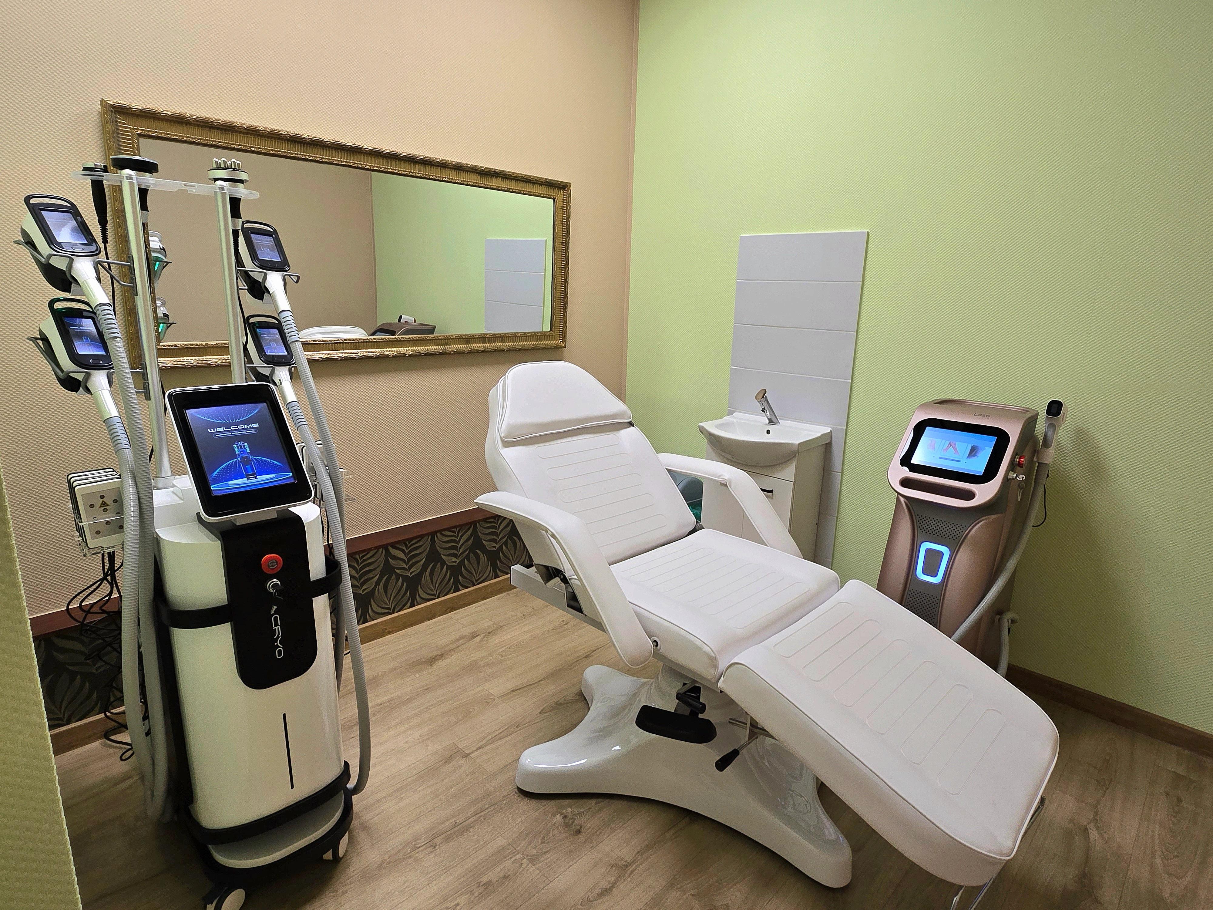 Eleganckie wnętrze gabinetu ARWIT BEAUTY z fotelem zabiegowym